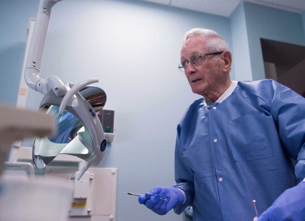 دندان‌پزشکی که در ۹۳ سالگی خیال بازنشستگی ندارد