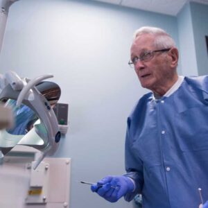 دندان‌پزشکی که در ۹۳ سالگی خیال بازنشستگی ندارد
