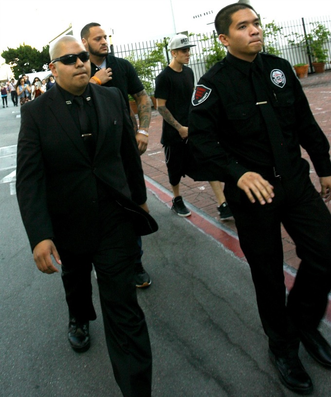 جاستین بیبر با ۶ محافظ به دندانپزشکی رفت!