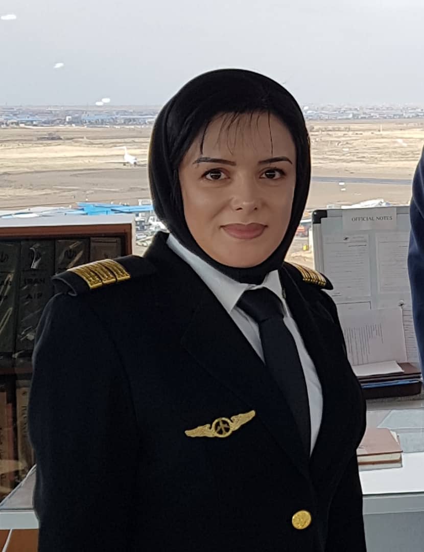یک زن با چند کسوت؛ دندانپزشک، شاعر، حقوقدان و خلبان