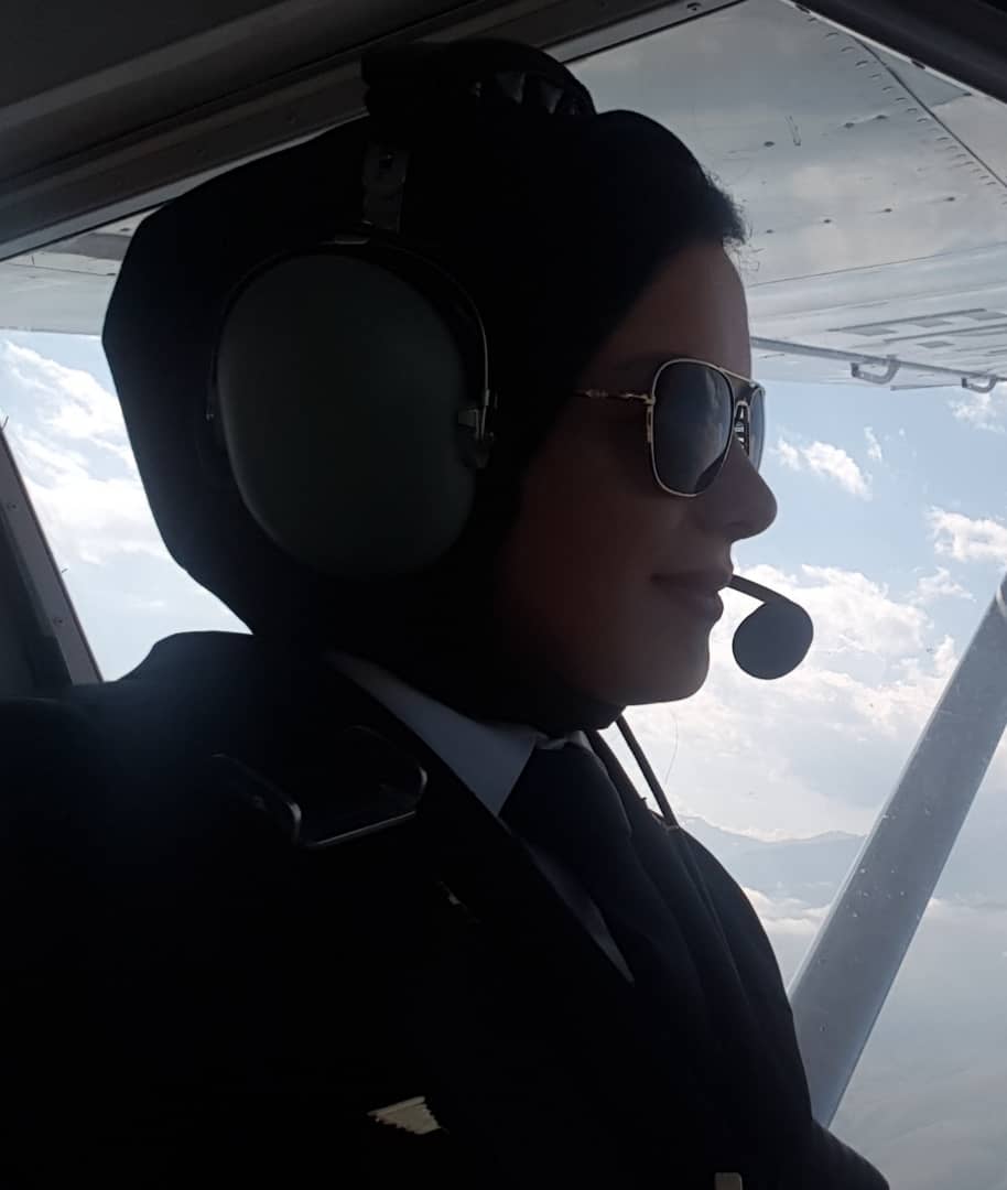 یک زن با چند کسوت؛ دندانپزشک، شاعر، حقوقدان و خلبان