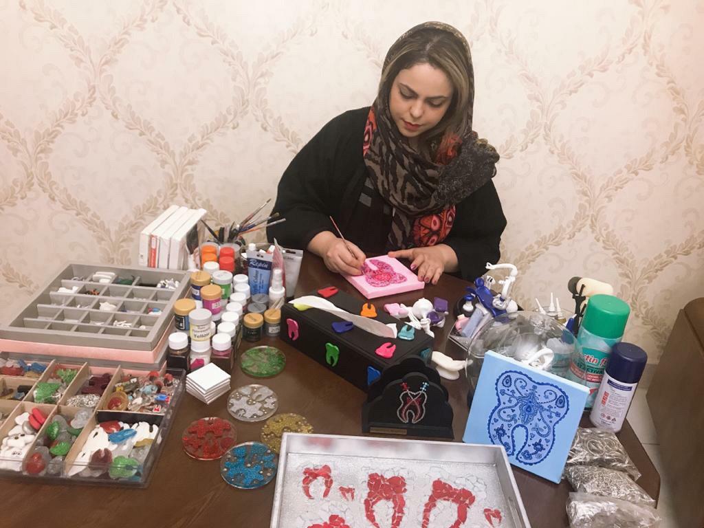 گفتگوی کوتاه با دکتر نازنین زیار، دندانپزشک و هنرمند خلاق